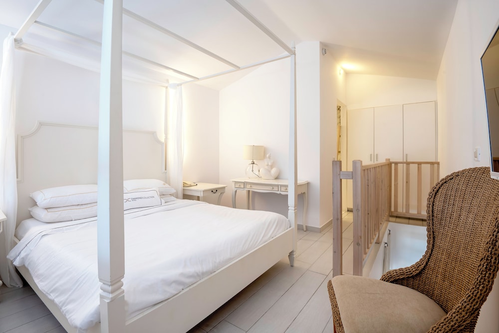 Suite (Split Level) photo 2