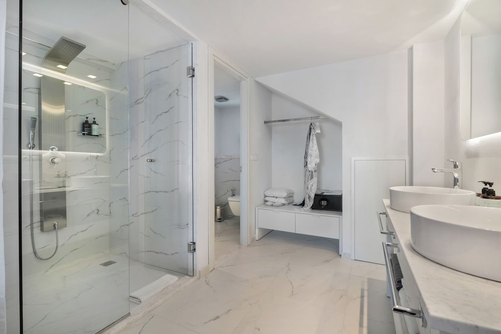 Lower Ground Level Suite with Plunge Pool thumbnail 5