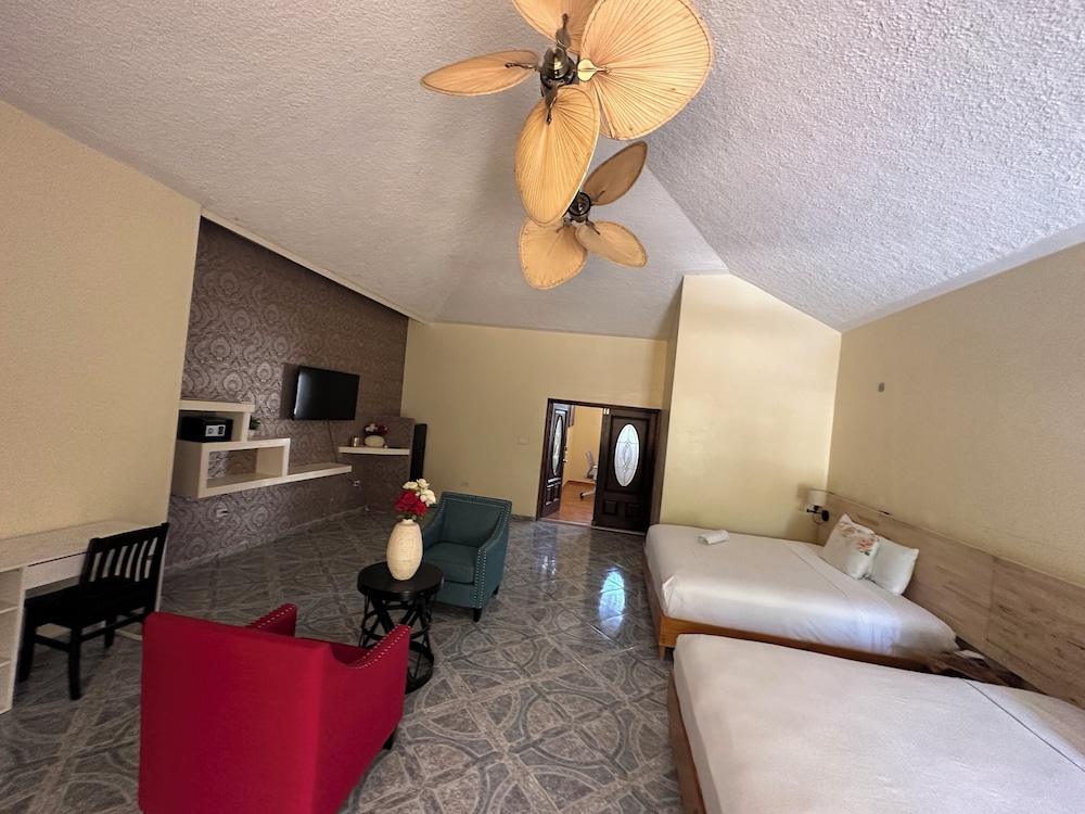 Presidential Room, 1 Queen Bed, Non Smoking, Private Bathroom (Honeymoon Suite) photo 2