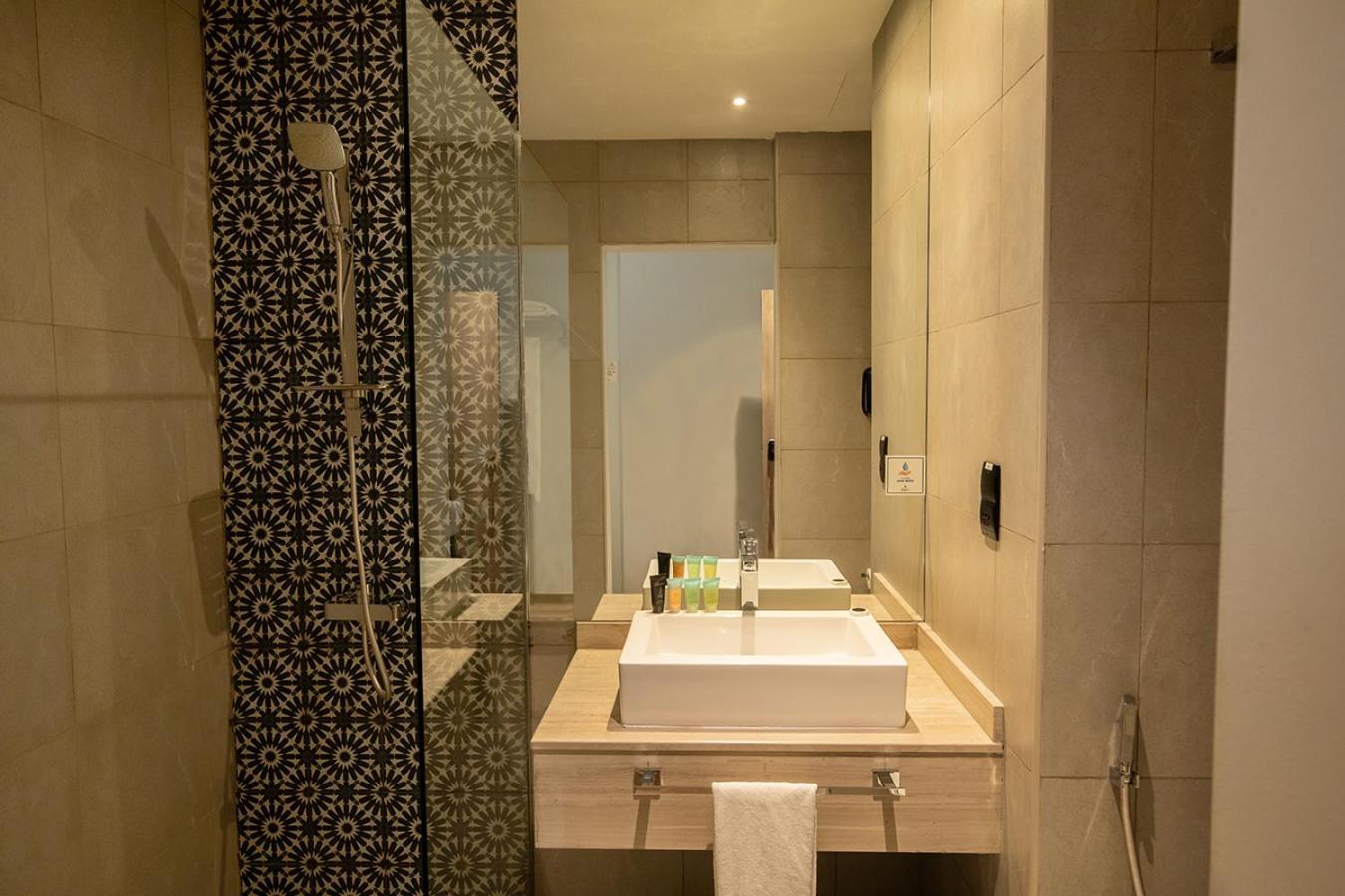 Deluxe Room King Bed with City View (includes 15% off F&B) photo 3