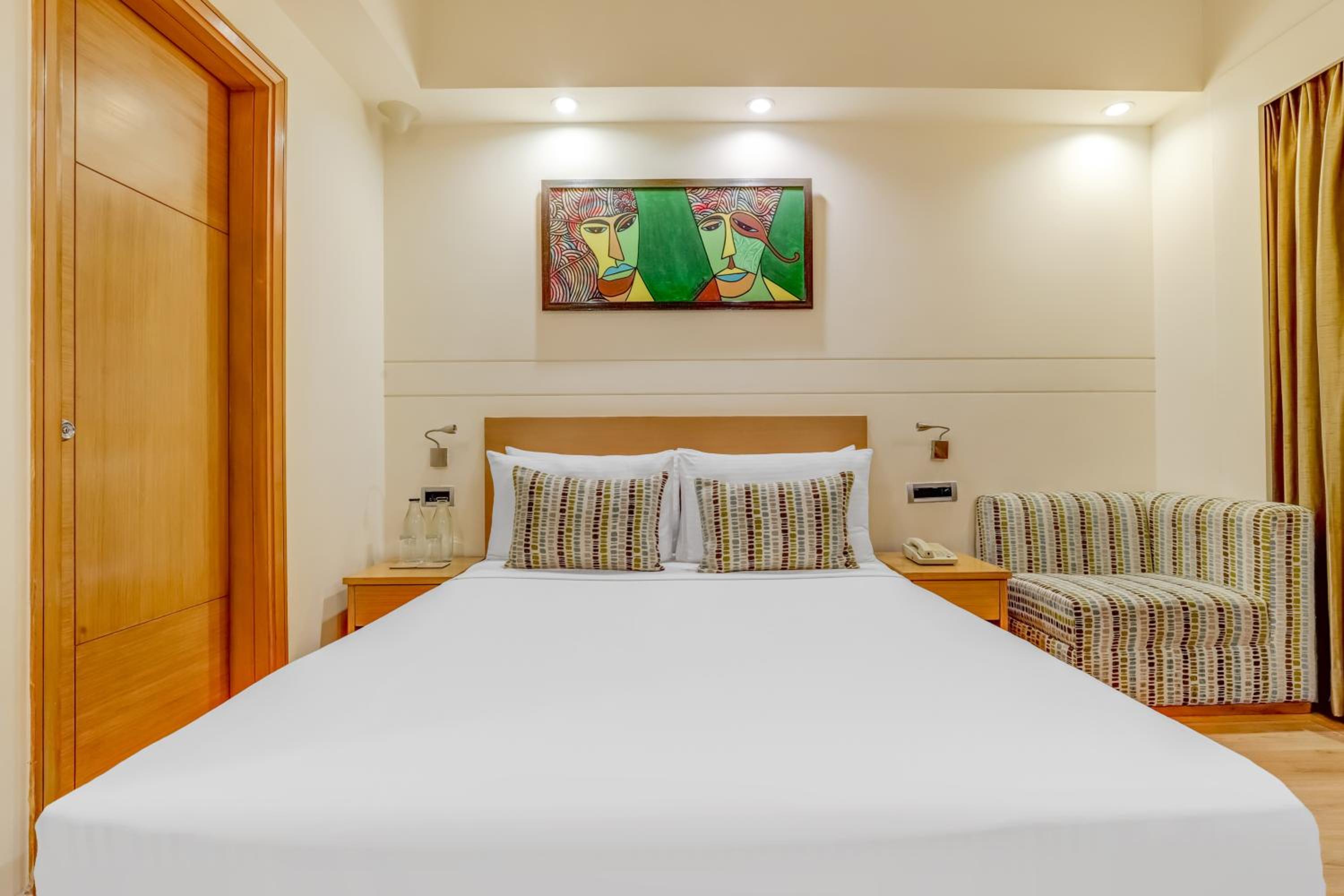 Superior Queen Room (25% off on Two-way Airport Transfer) - Photo 1
