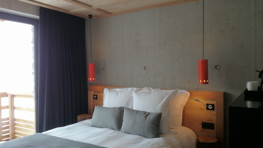 Classic Double Room, 1 Queen Bed, Balcony, Mountain View photo 3