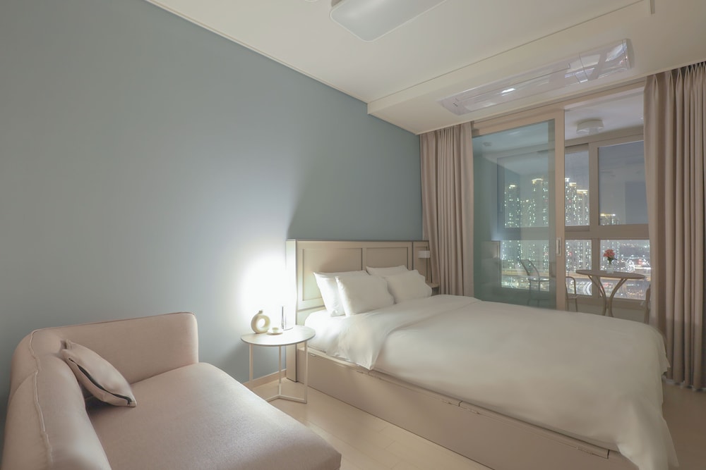 Standard Sofa Room - Photo 2