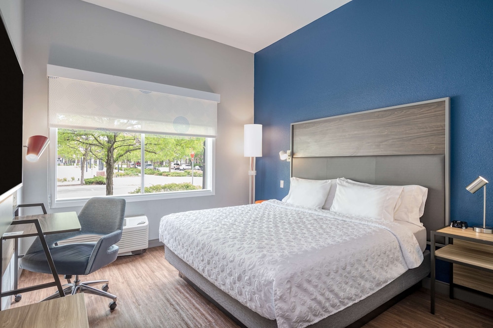 Room, 1 King Bed, Accessible (Hearing) - Photo 1
