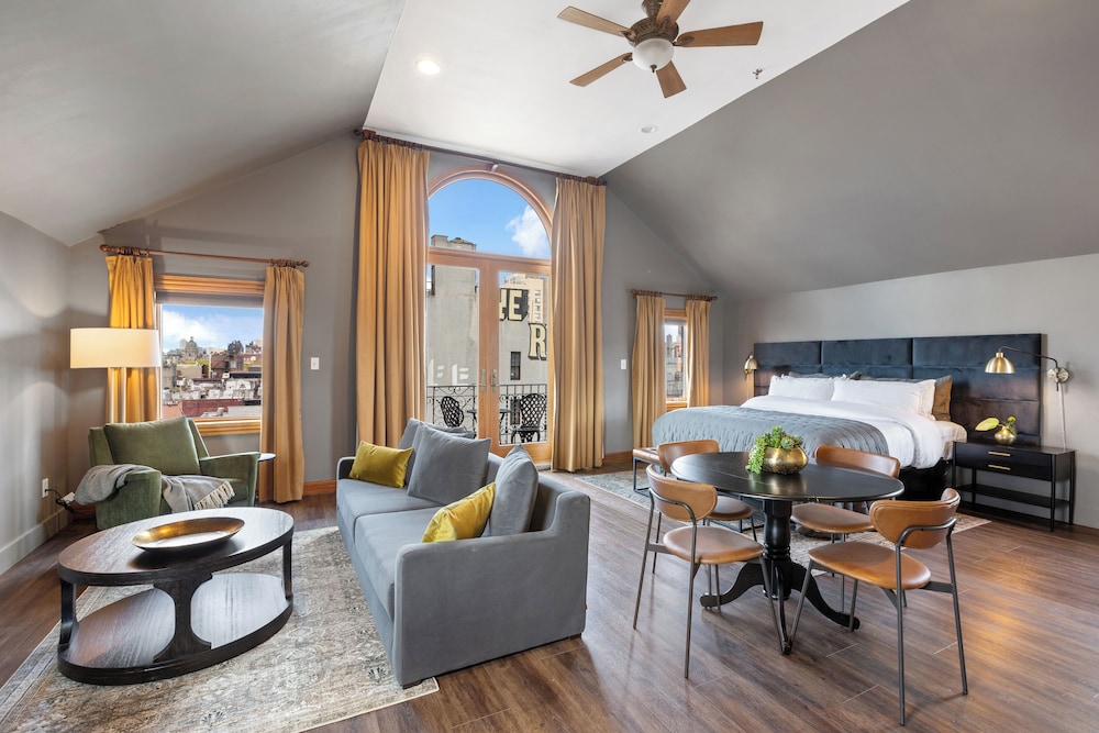 Exclusive Studio Suite, 1 King Bed with Sofa bed, Balcony, City View photo 2