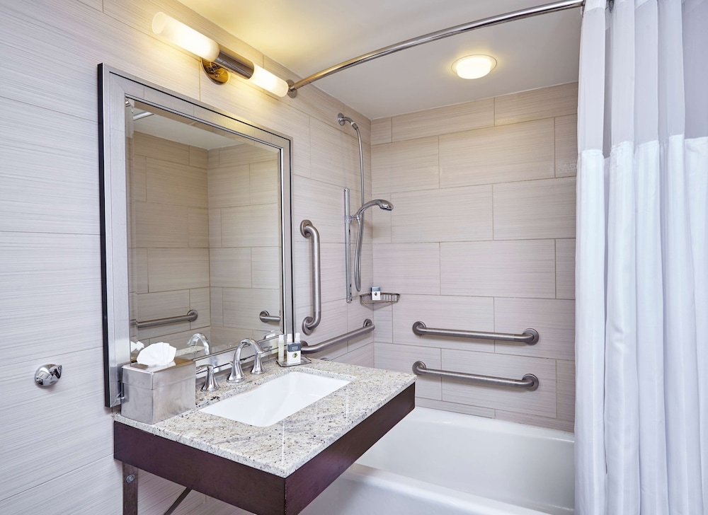 Oversize Queen Room (Accessible, Mobility Access Tub & Hearing) - Photo 3