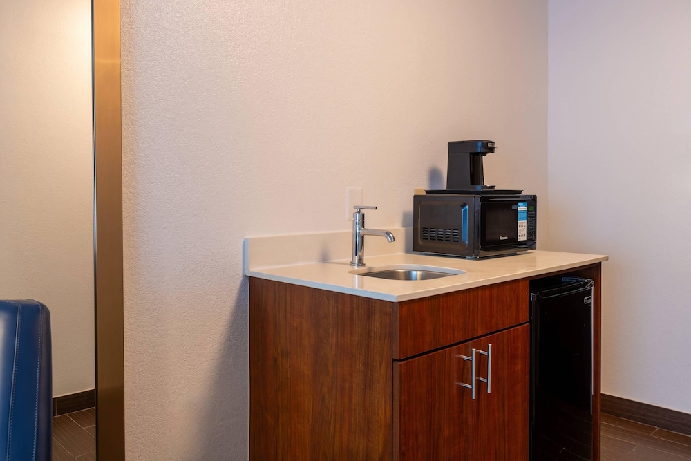 Efficiency, Room, 1 King Bed, Non Smoking, Kitchenette - Photo 1