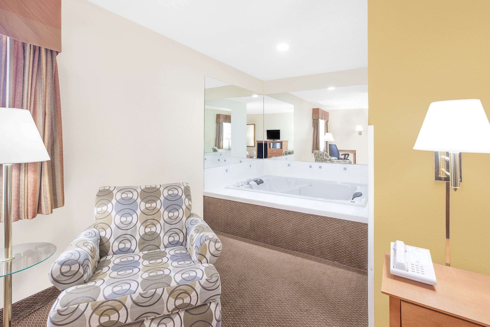 Suite, 1 King Bed photo 1
