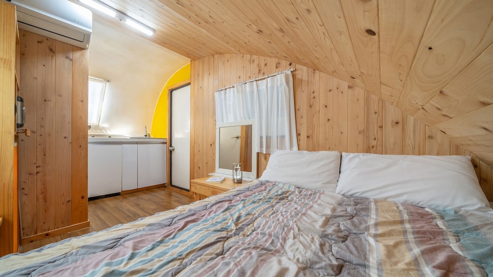 Basic Room, 1 Bedroom (Duriser Caravan No. 1(Private BBQ))