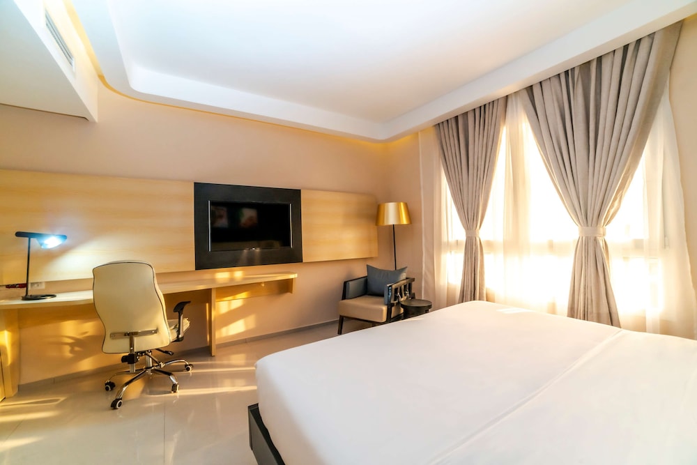 Superior Suite, 1 King Bed, Non Smoking photo 2