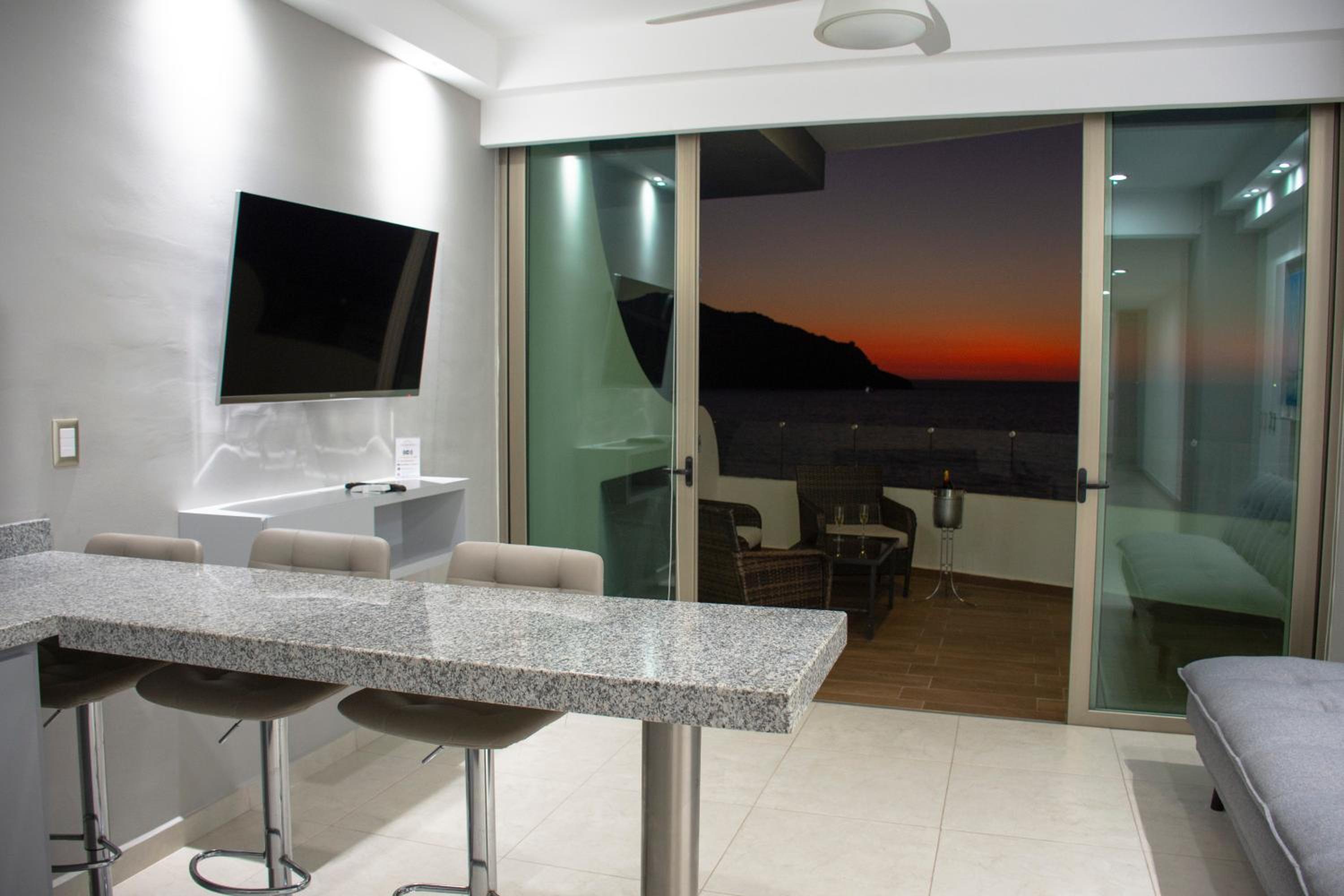 Deluxe Suite with Sea View photo 3