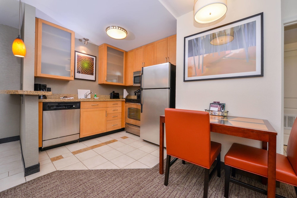 Executive Suite, 1 Bedroom, Fireplace - Photo 4