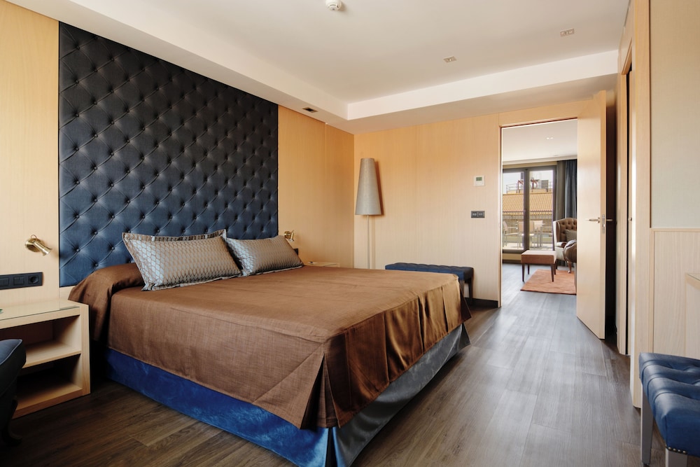 Suite - Photo 13