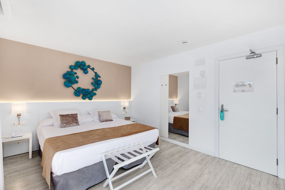 Deluxe Room, Terrace, Pool View