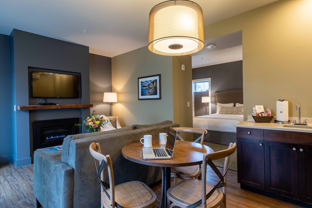 Studio Suite, 1 Queen Bed with Sofa bed, Kitchenette, Courtyard Area photo 3