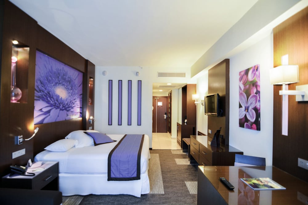 Deluxe Family King Room - Photo 5