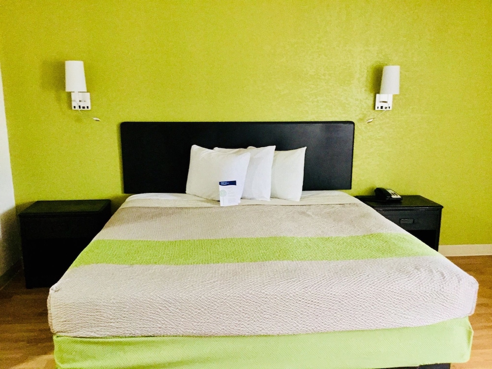 Deluxe Room, 1 King Bed, Non Smoking, Refrigerator & Microwave photo 2