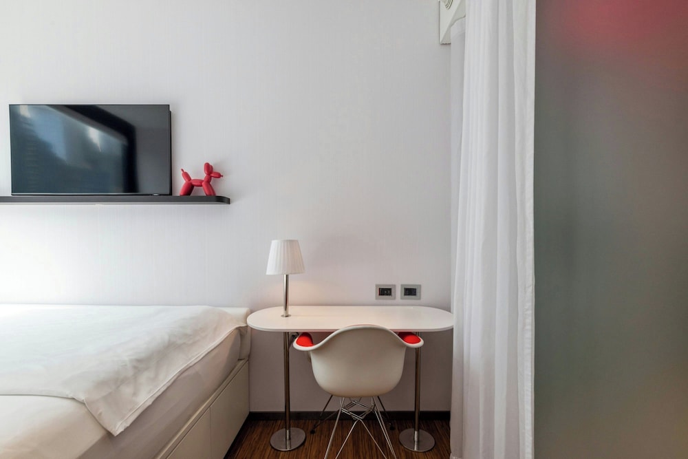 Premium Room, 1 King Bed (View) - Photo 1