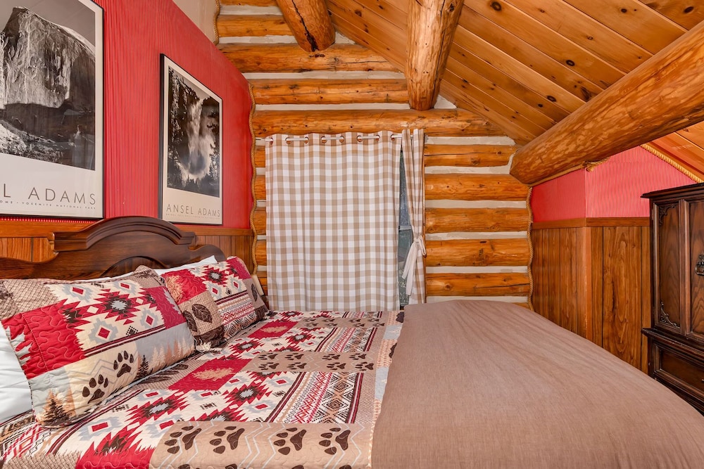 Cabin, Multiple Beds, Patio, Mountain View (The Log Home) photo 1
