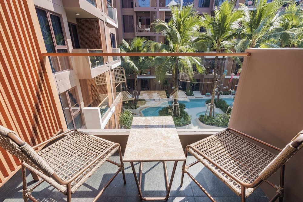 Deluxe Room, 1 King Bed, Pool View - Photo 3