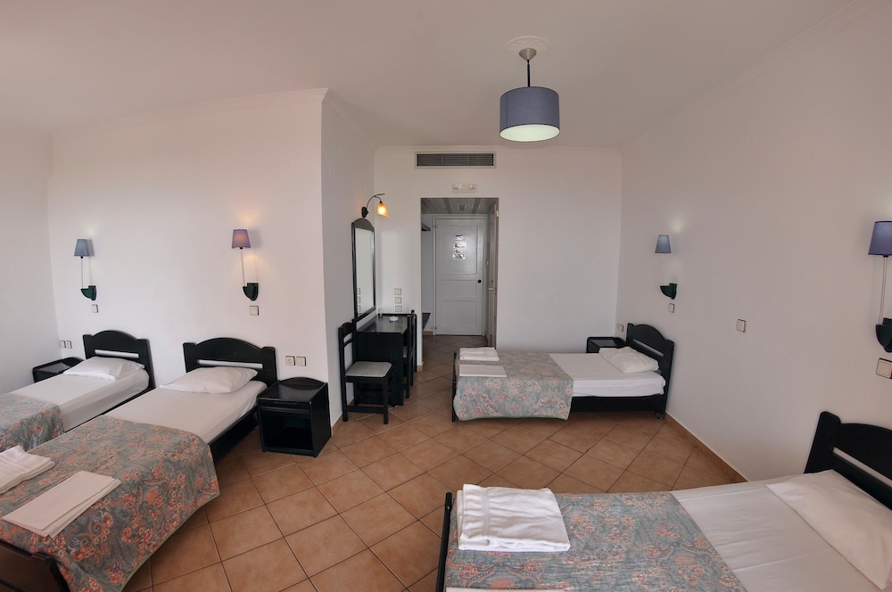 Quadruple Room, Partial Sea View - Photo 5