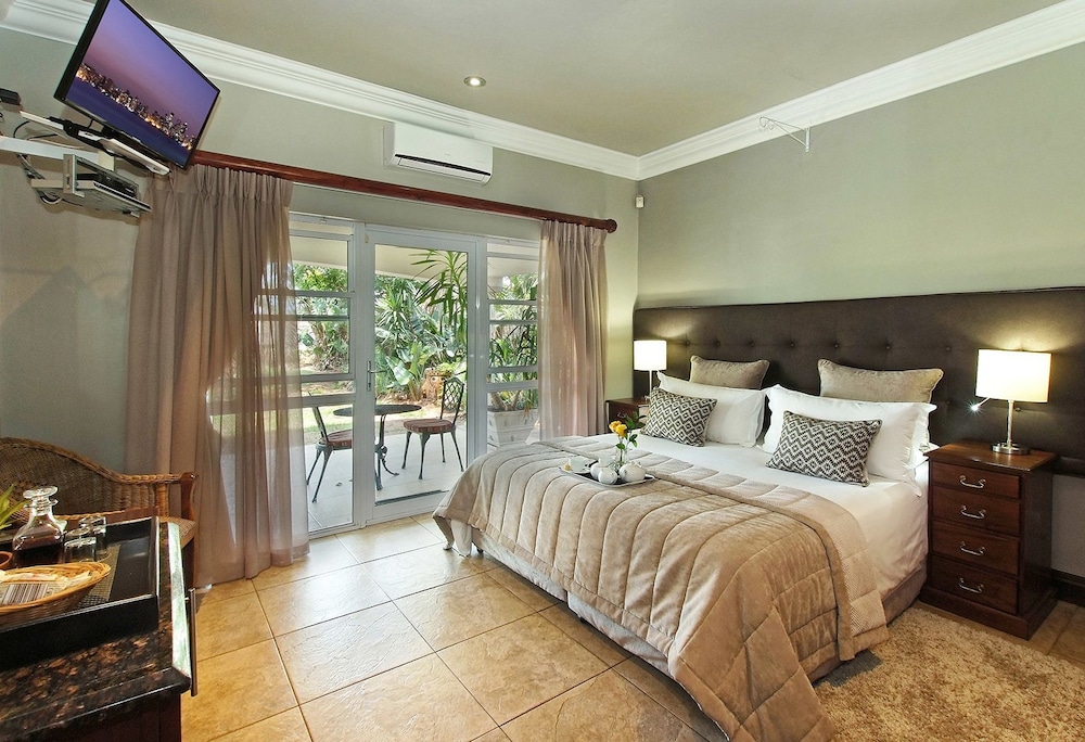 Deluxe Honeymoon Suite photo 1
