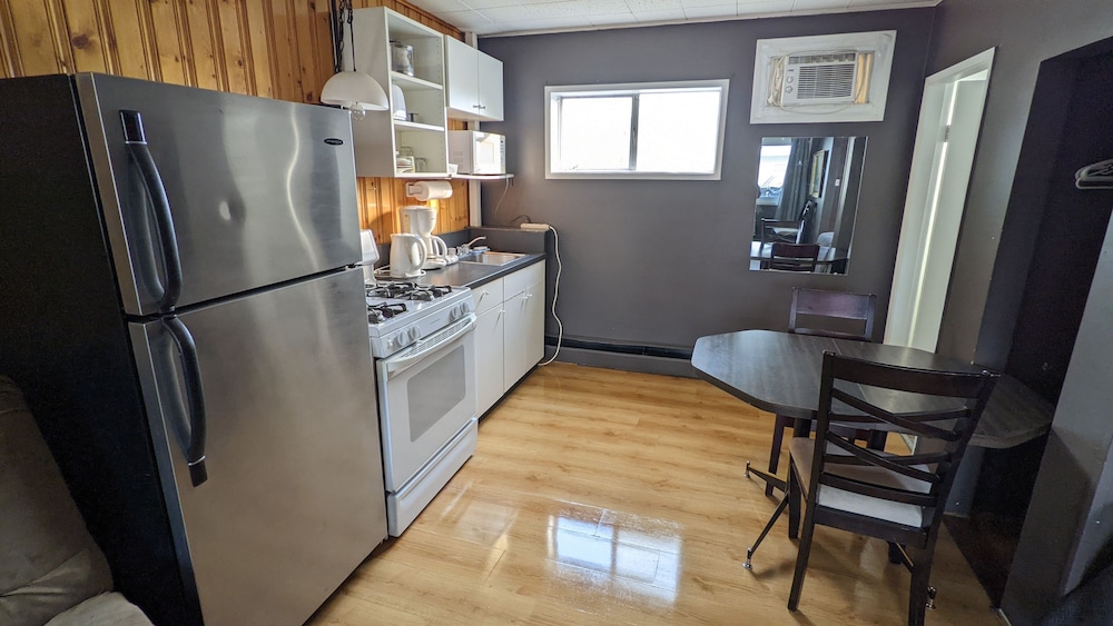 Standard Room, 2 Queen Beds, Kitchen photo 2