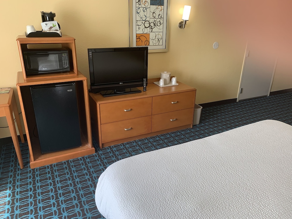 Room, 1 King Bed (Mobility/Hearing Access, Roll-In Shwr) - Photo 2