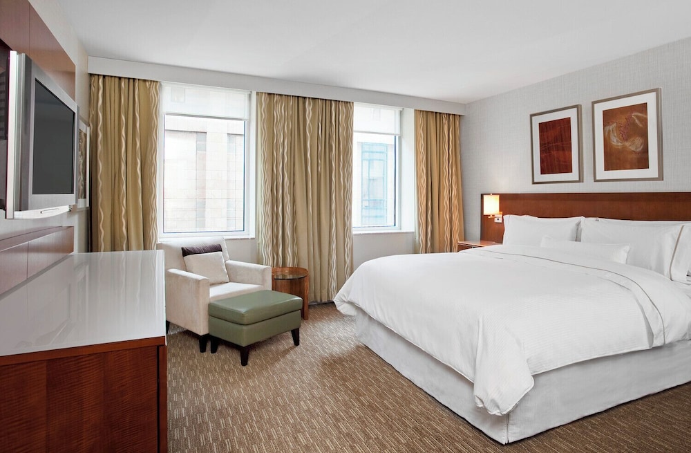 Traditional Room, 1 King Bed (Mobility/Hearing Accessible, Tub) photo 2