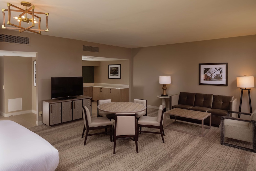 Suite, 1 King Bed, Balcony - Photo 3