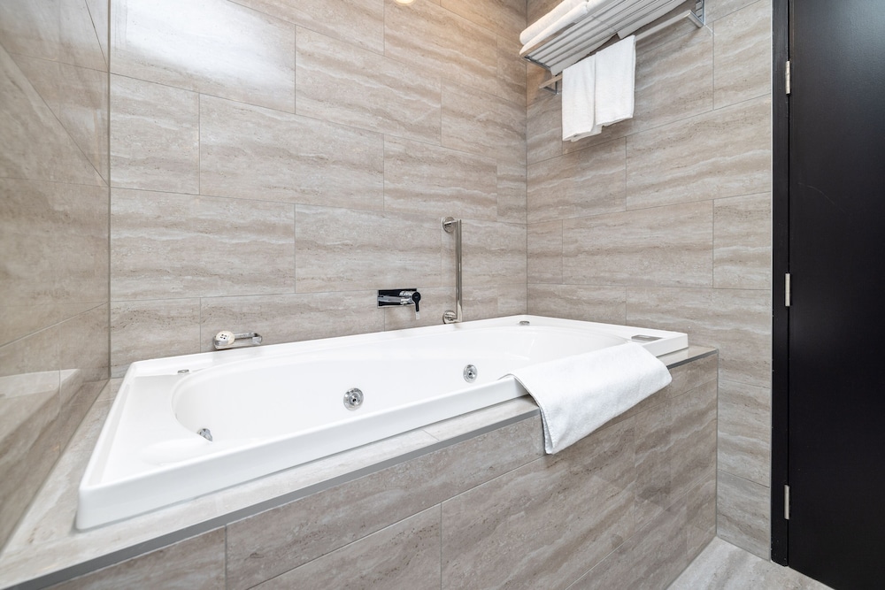 Premium King Suite - Photo 6