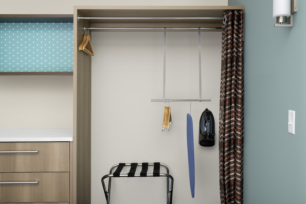 Suite, 1 King Bed, Accessible, Non Smoking (Roll-In Shower) photo 3