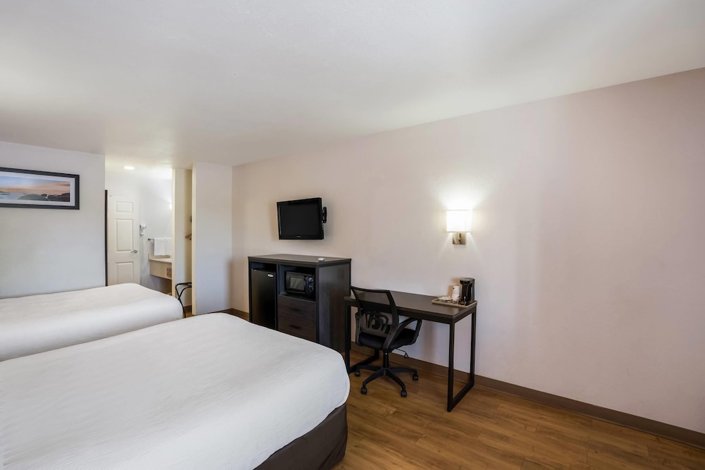 Standard Room, 2 Queen Beds, Smoking - Photo 2