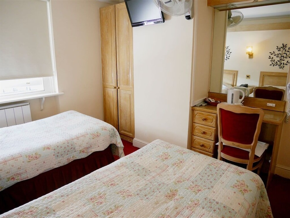 Standard Twin Room, Ensuite photo 3