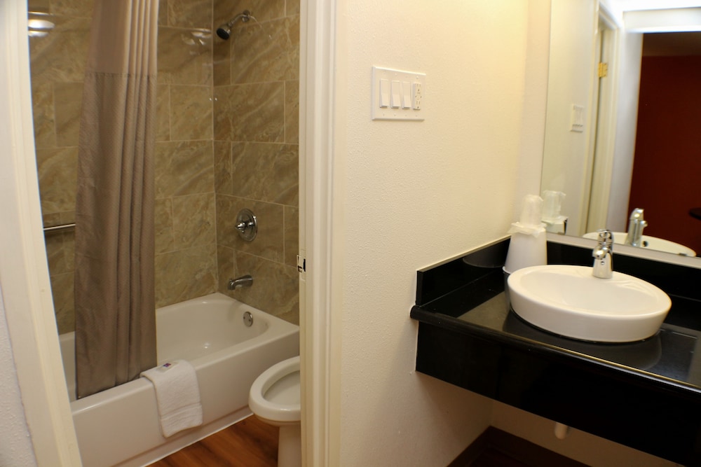 Standard Room, 1 Queen Bed, Non Smoking - Photo 10