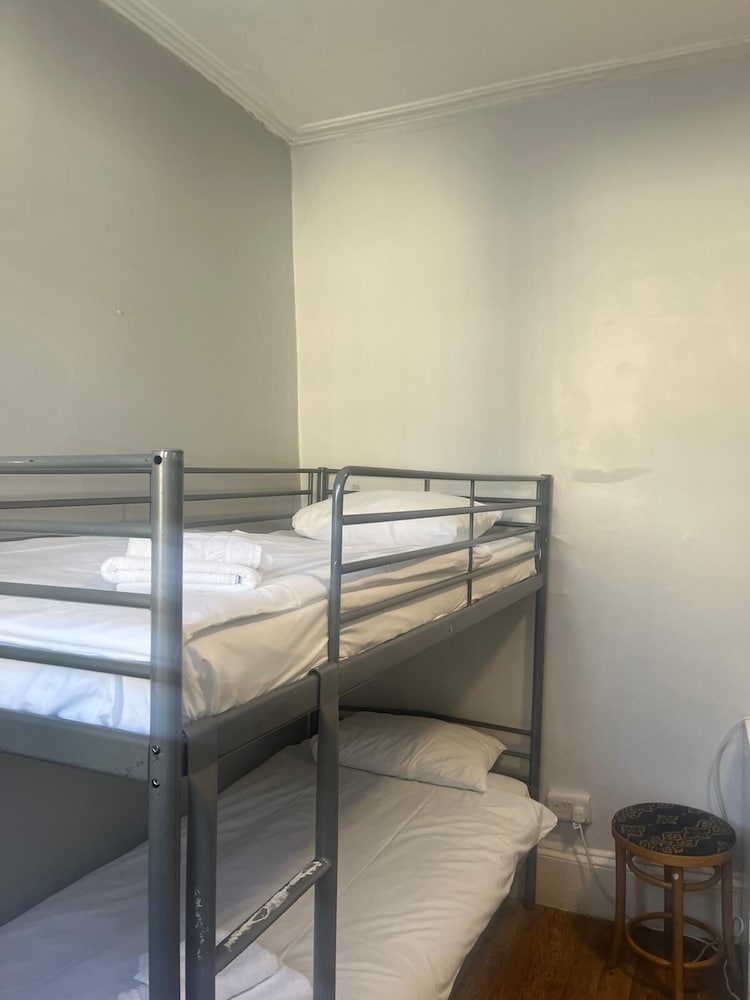 Basic Twin Room, Ensuite photo 1