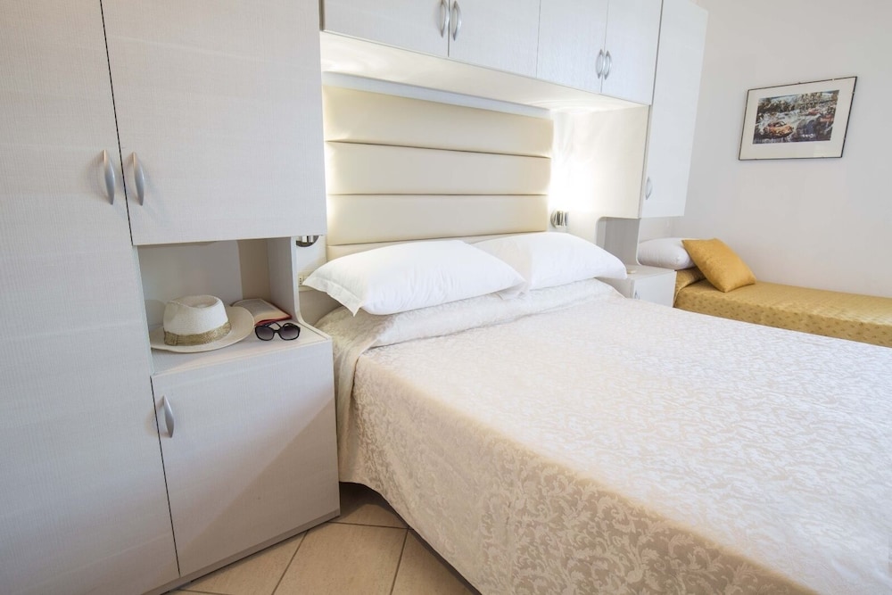 Basic Room, Connecting Rooms (6 People)