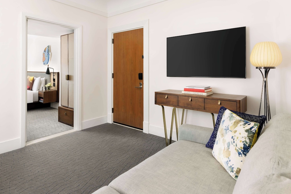 Deluxe Suite, 1 King Bed with Sofa bed thumbnail 5
