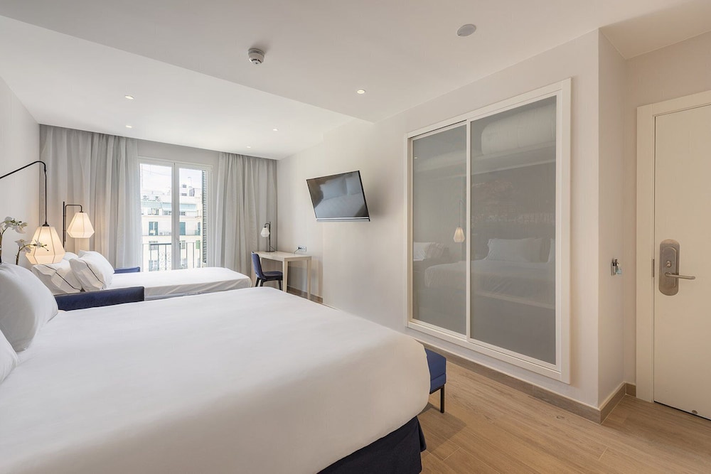 Deluxe Triple Room (Sofa Bed) thumbnail 6