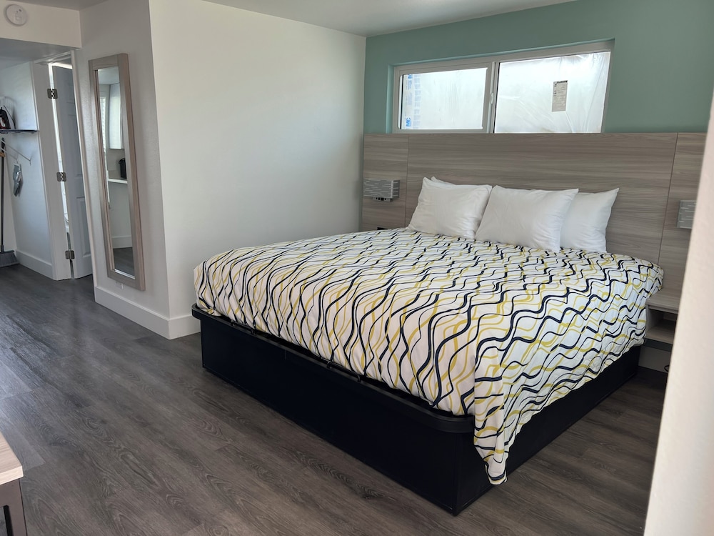 Deluxe Room, 1 King Bed, Accessible Bathtub, Kitchenette photo 1