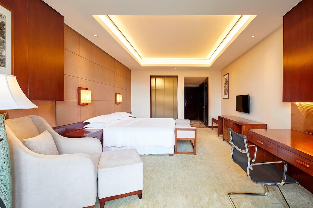 Superior Room, 1 King Bed, Balcony photo 2