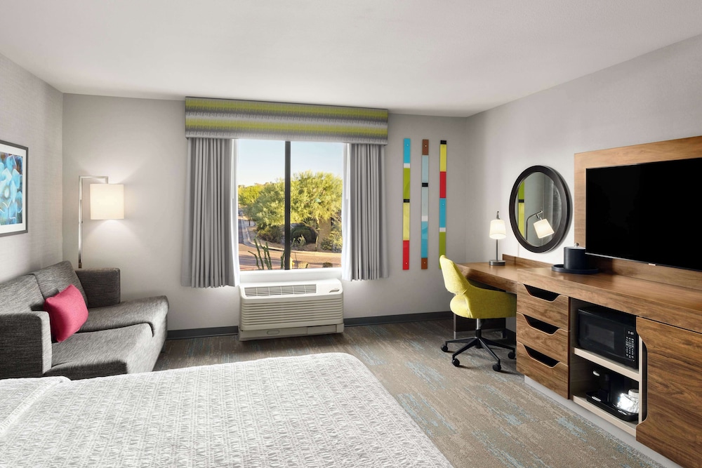 Room, 1 King Bed with Sofa bed, Refrigerator & Microwave - Photo 3