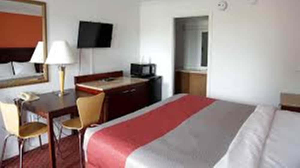 Standard Room, 1 King Bed, Non Smoking - Photo 3