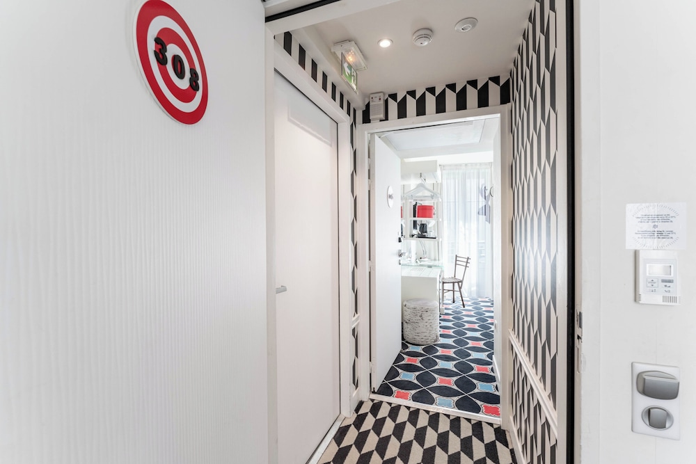 Connecting rooms, 2 bedrooms - Free soft minibar, courtesy tray, Chromecast - Digital press photo 3