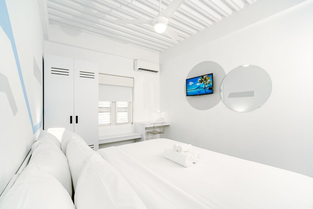 Royal Double Room, 1 King Bed, Non Smoking, Private Bathroom - Photo 2