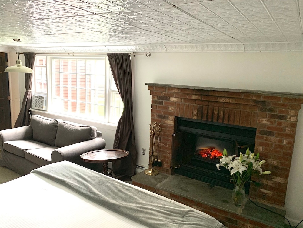 Suite, 1 King Bed, Jetted Tub (First Floor - Room 6B) photo 2