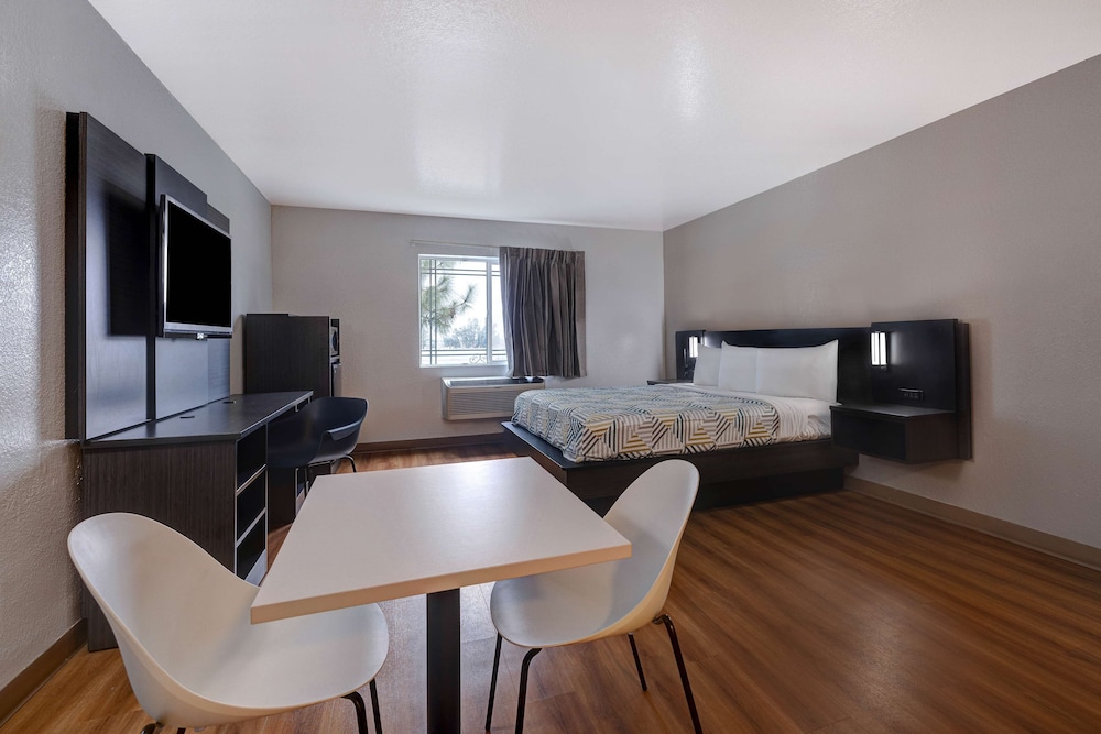 Standard Suite, 1 King Bed, Non Smoking, Refrigerator & Microwave photo 1
