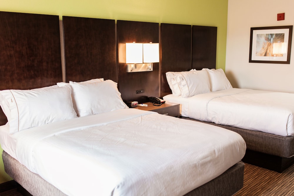 Standard Room, 2 Queen Beds, Refrigerator photo 1