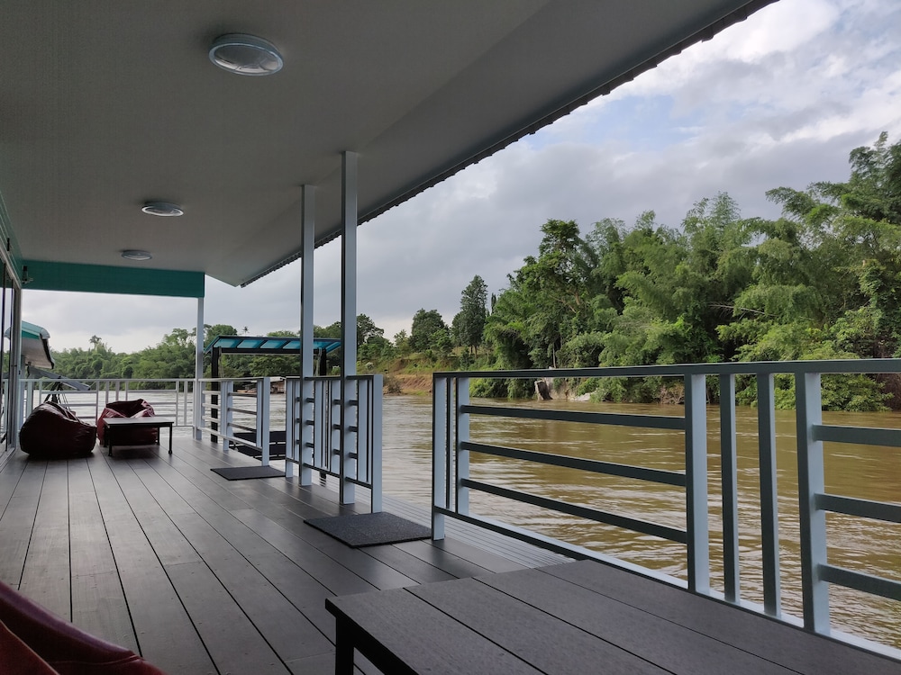 Grand Room, 1 King Bed, River View photo 3