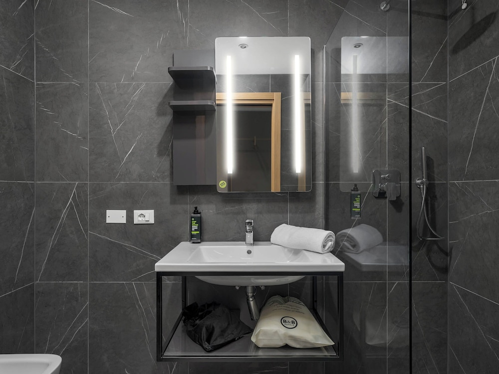 Superior Double Room thumbnail 6